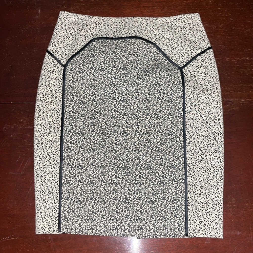 Halston Heritage fitted pencil skirt, size 4!